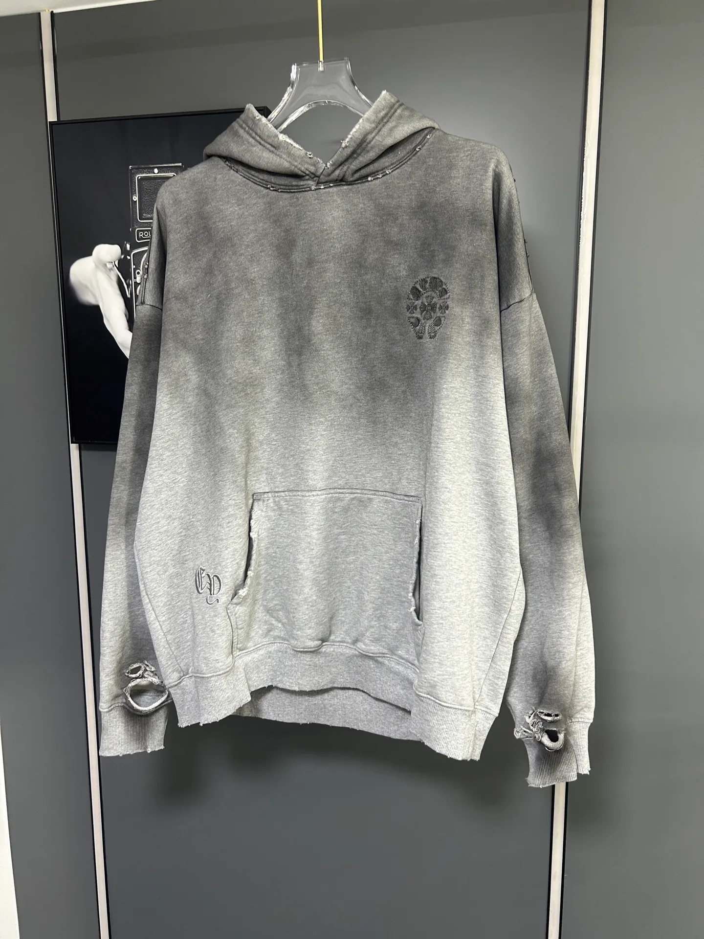 P310 𝗖𝗵𝗿𝗼𝗺𝗲 𝗛𝗲𝗮𝗿𝘁𝘀/Cro Heart 2025 Cross Patch Embroidery Summer New Original Single Counter American Acid Washed Distressed Laser Burnt Patch Embroidery Couple Casual Hooded Sweatshirt 👑The highest version! Customized fabric 440g tripe terry fabric! American acid-washed and distressed original fabric laser burnt ✟appliqué embroidery and exquisite embroidery of letters! The best-selling model at the counter. It is very comfortable to wear. It is low-key yet luxurious. It is very classy when worn. The large size and tailoring are needless to say. The upper body is exquisite and vivid. 👍High-end first-class materials. A truly palace-level product. The cotton from Turkey is of outstanding quality. After heavy washing, the clothes are very soft! Not picky, the upper body is absolutely stylish and extremely luxurious. Auxiliary materials: The original model has been authenticated and labeled ➕100% silk washed with water label. Genuine purchase-grade original hangtag➕matching hanging rope➕3D hanging beads➕original packaging bag. Craftsmanship: The original version has consistent wiring! The highest version of the armhole matching technique! Countless times of pattern making to 100% restore the original appearance! The correct version is the same for men and women, super eye-catching, super good-looking, and super atmospheric! Color: black, white and gray Size, XS S M L